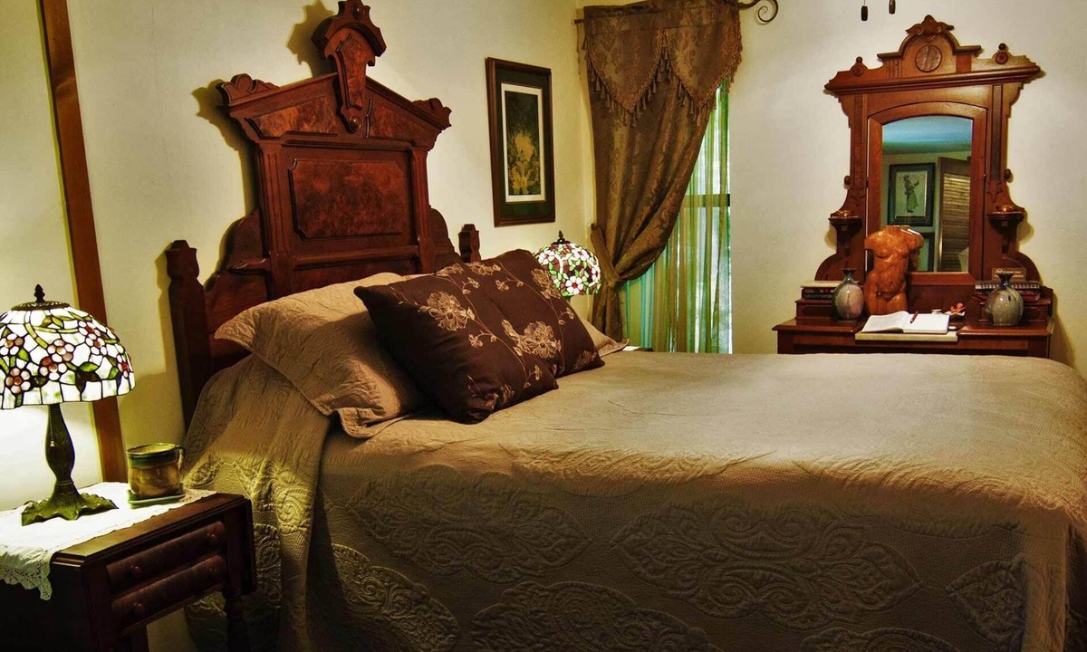 Eureka Springs Historic District Hotel | CLIFFSIDE SUITE, JACUZZI, BALCONY, ONLY HOTEL WITH PARKING LOT RIGHT DOWNTOWN.