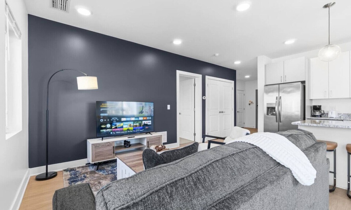 Little Italy Apartment | Clinic & CWRU 2BR | Balcony + Parking, 24/7 GYM