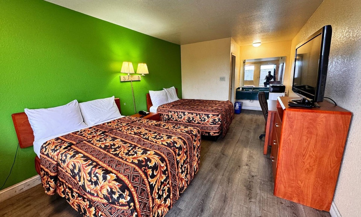 South Richmond Hotel | Cloverleaf Motel Richmond Near Turnpike