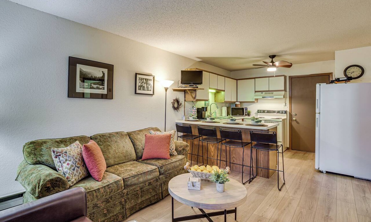 Siren Condo | Condo with Beautiful Lake Views! Steps to Lake