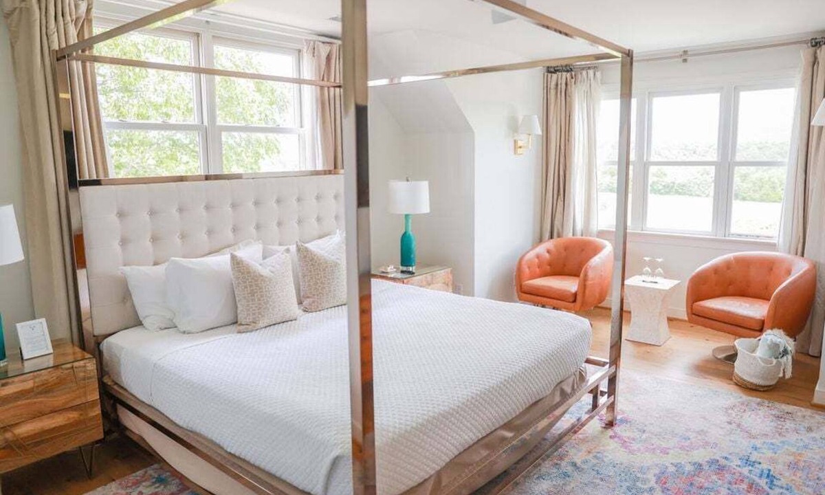 White Hall Bed & Breakfast | Contemporary Montview Room at The Inn at Stinson Vineyards