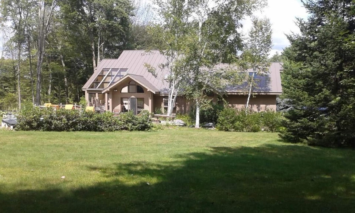Londonderry House | Contemporary ski retreat next to Magic Mountain, hot tub, pool table.