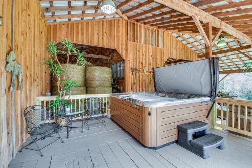 Clarkesville House | Converted Barn Couple's Oasis Near Tallulah Gorge
