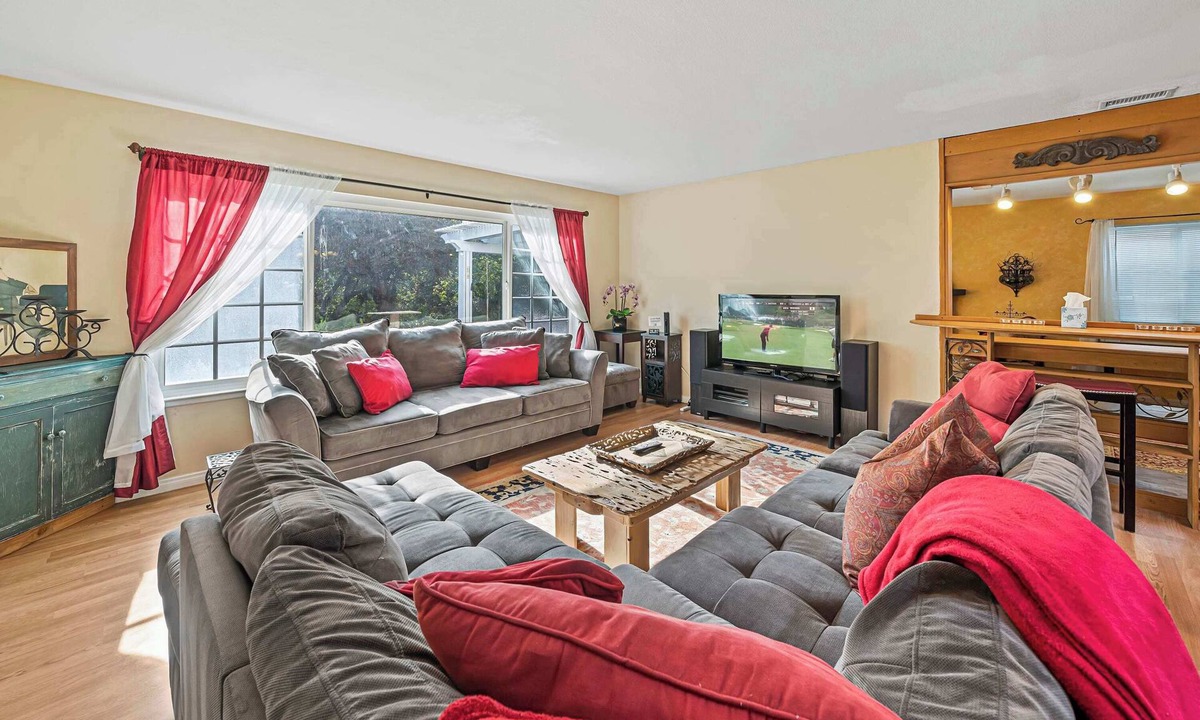 Westside Costa Mesa House | Costa mesa 4 bedroom home with Jacuzzi large yard next to a park.