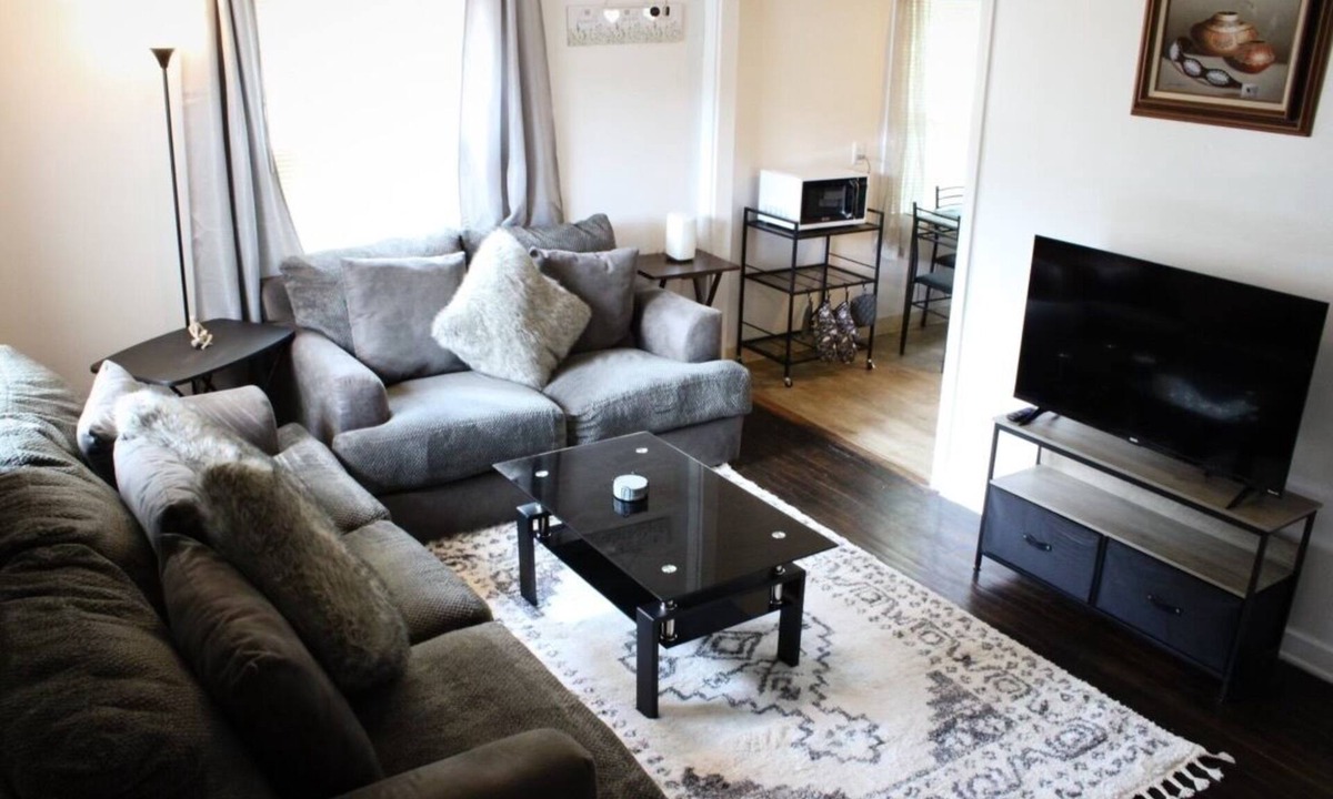 West Rock House | Country Charm 2-bedroom with AC, in New Haven close to Yale, restaurants shops