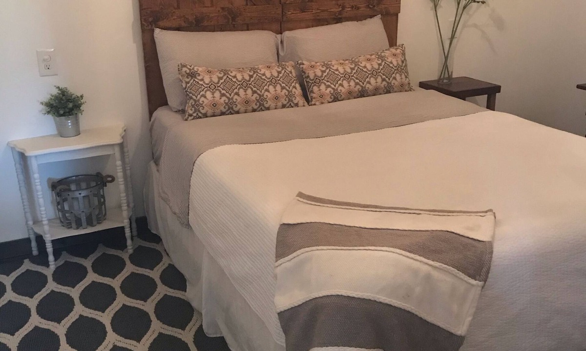 Boone County House | Country cottage. Have a nice quiet getaway with family.