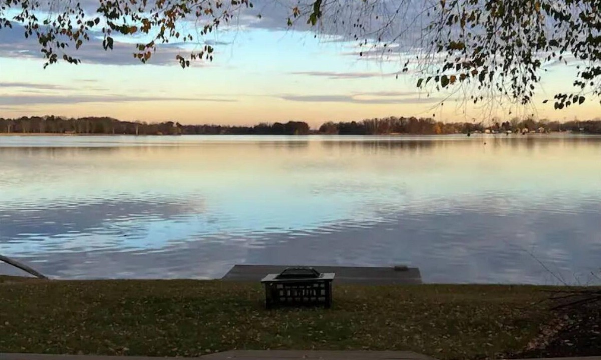 White Lake Cottage | Cozy 3 bedroom fully furnished lake view house!