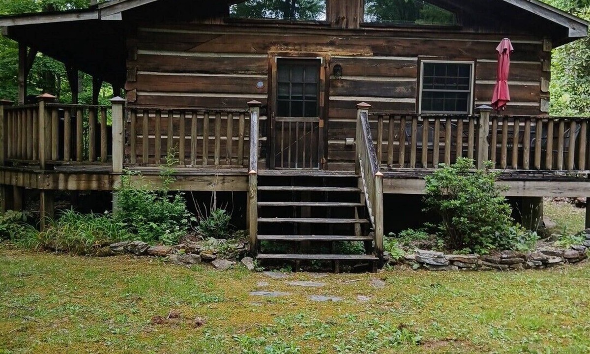 Maggie Valley Cabin | Cozy 1-bedroom cabin in gorgeous Maggie Valley with AC