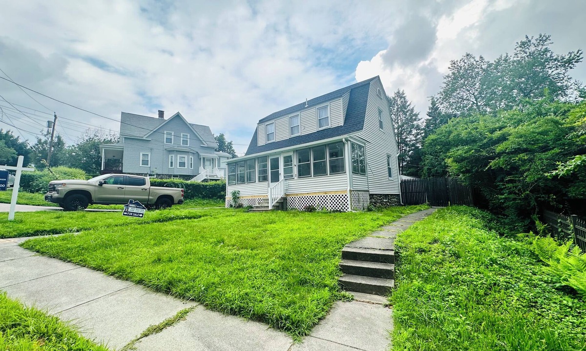 Indian Hill Apartment | Cozy 1-bedroom studio in Worcester near lake.