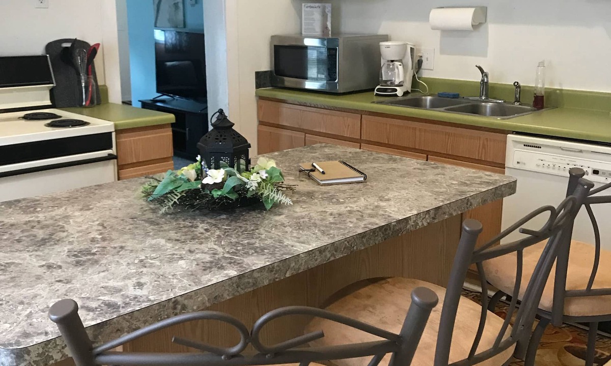 Adrian Apartment | Cozy 2nd story Flat near downtown