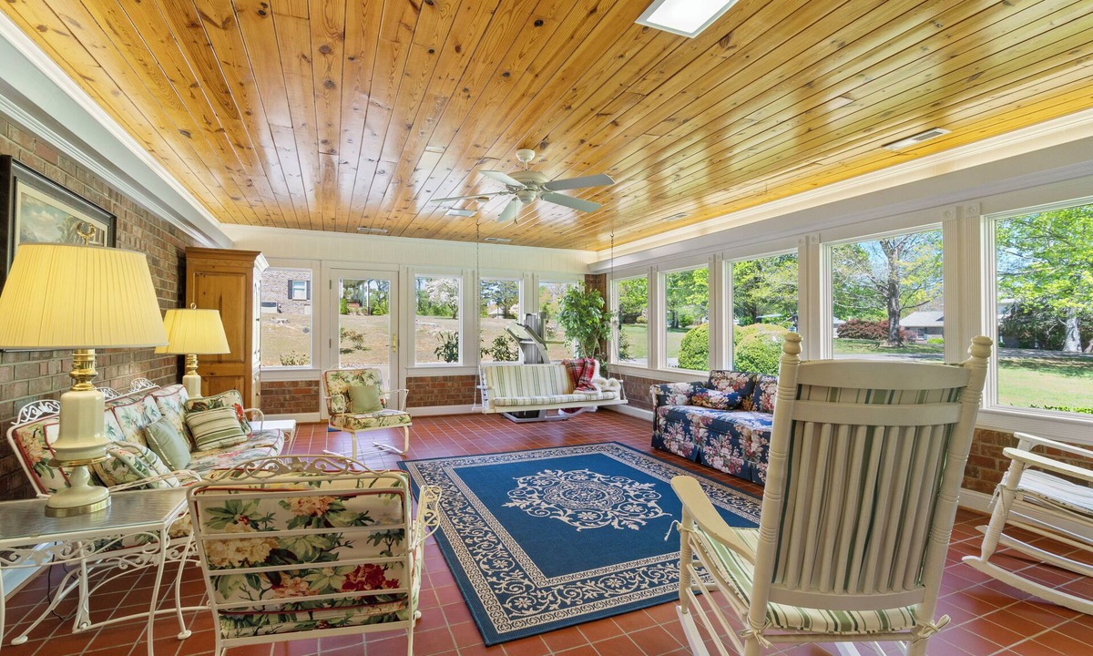 Athens House | Cozy 5Bedroom with Sunroom 9 Acres Near Wedding Venues