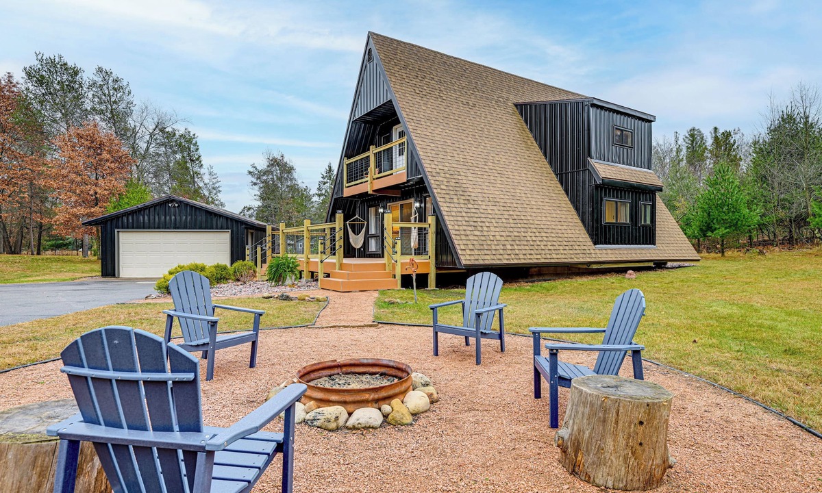 Nekoosa Cabin | Cozy A-Frame Cabin: Steps to Lake Camelot Beach!