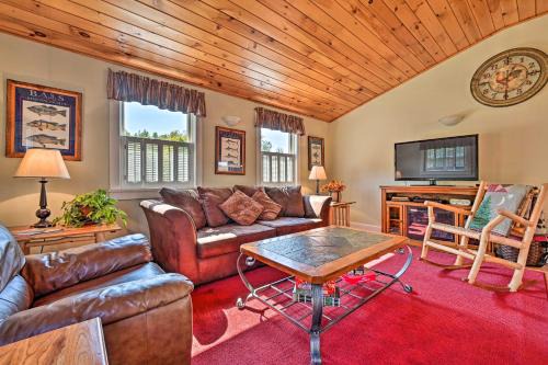 Moscow Apartment | Cozy Apt w/Hot Tub & Deck, 10 Mi to Stowe Resort!