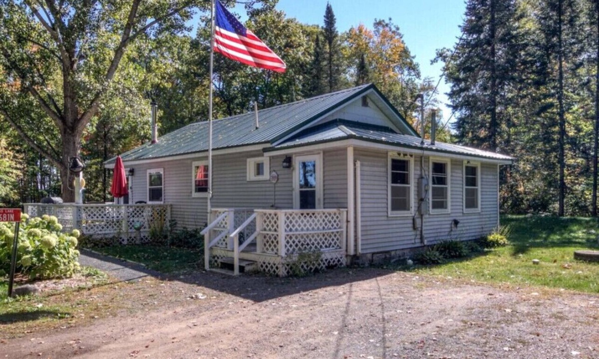 Northwoods Beach Cabin | Cozy Cabin - Lac Courte Oreilles Lake - Private Dock & Lake Access