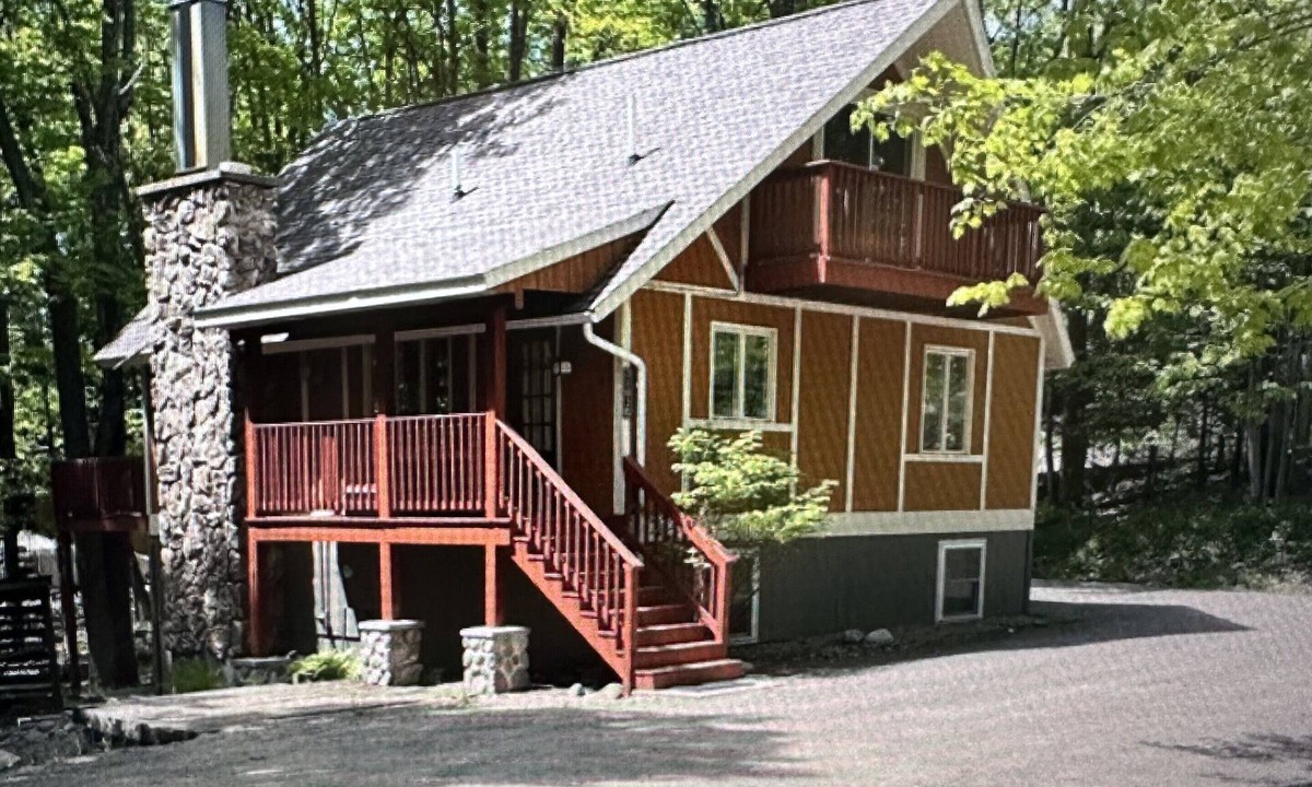 Stambaugh House | Cozy chalet located in Ski Brule Village features 4 bedrooms and 2 living areas.