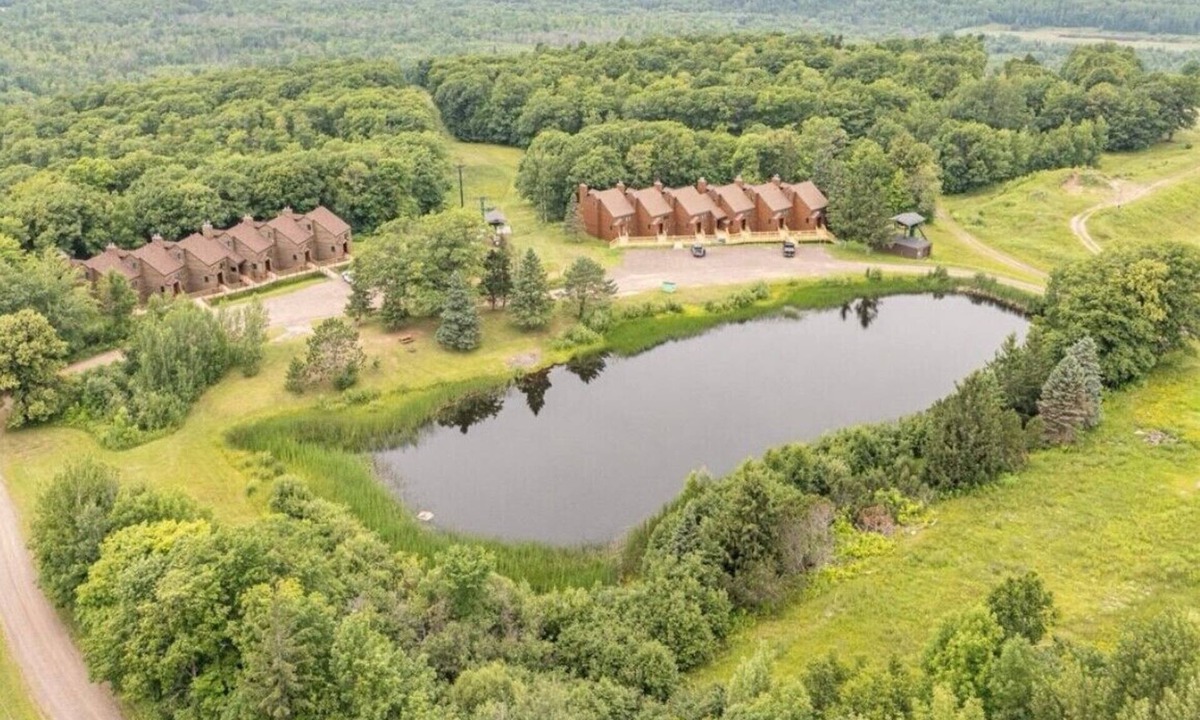 Wakefield Condo | Cozy, Clean, & Quiet 2B/2B Ski In/Ski Out Condo w/Hot Tub!