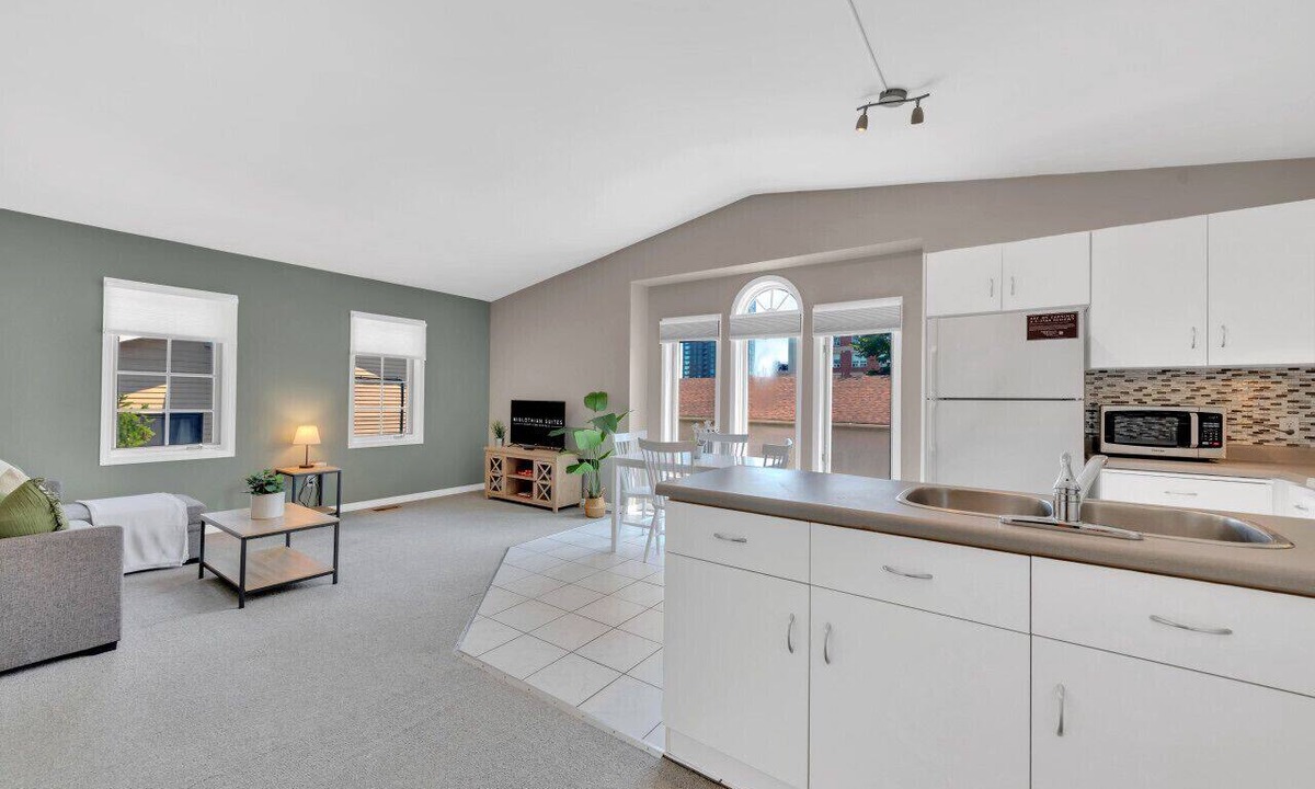 Burlington Apartment | Cozy & Comfortable, Downtown, Parking | TJS2