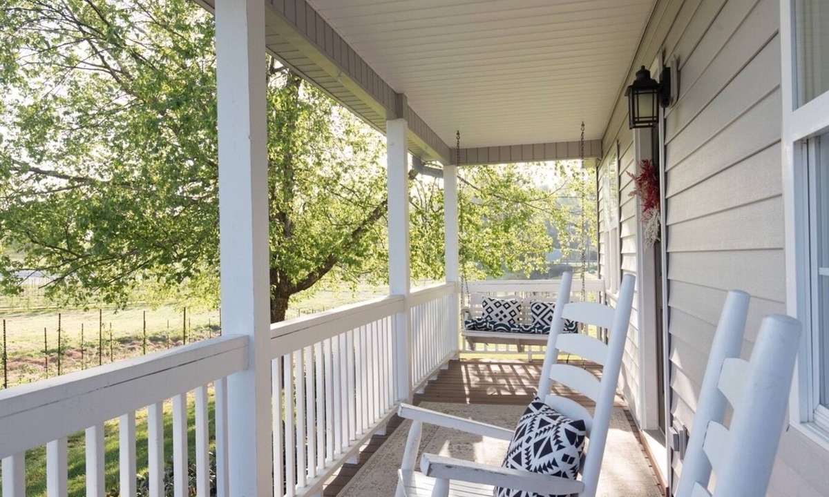 Hendersonville Cottage | Cozy Cottage located in an Apple Orchard - 5 mins from Downtown Hendersonville