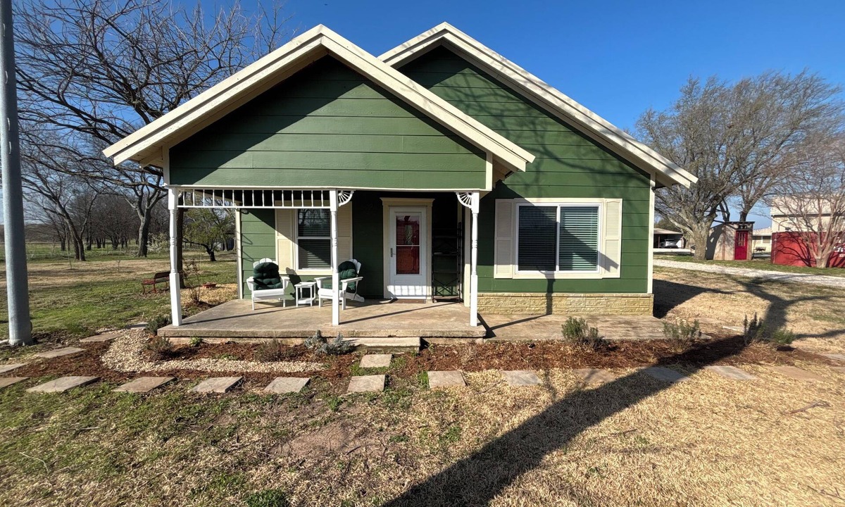Nemo House | Cozy farmhouse w/pool. Central to museums, golfing, lakes, sports & shopping.