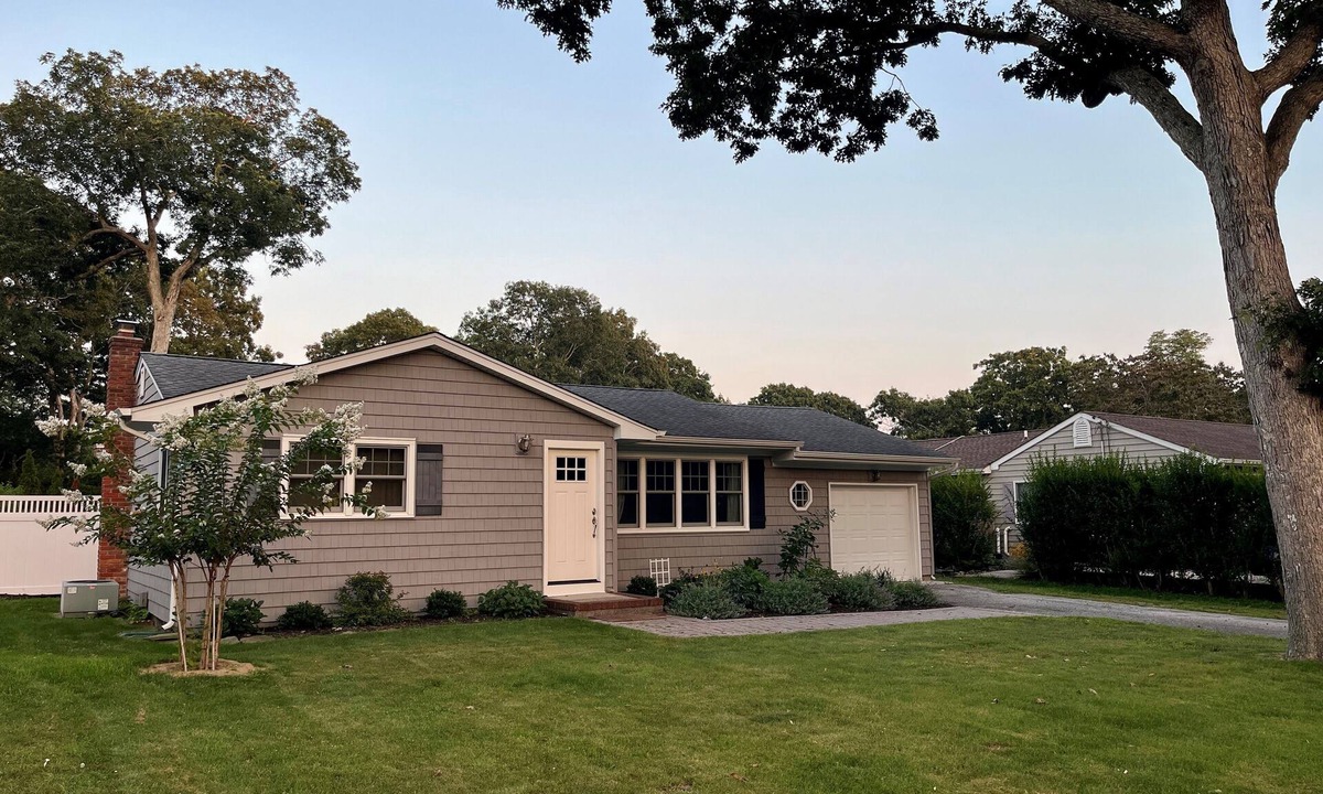 Hampton Bays House | Cozy House less than two miles from Ocean Beaches