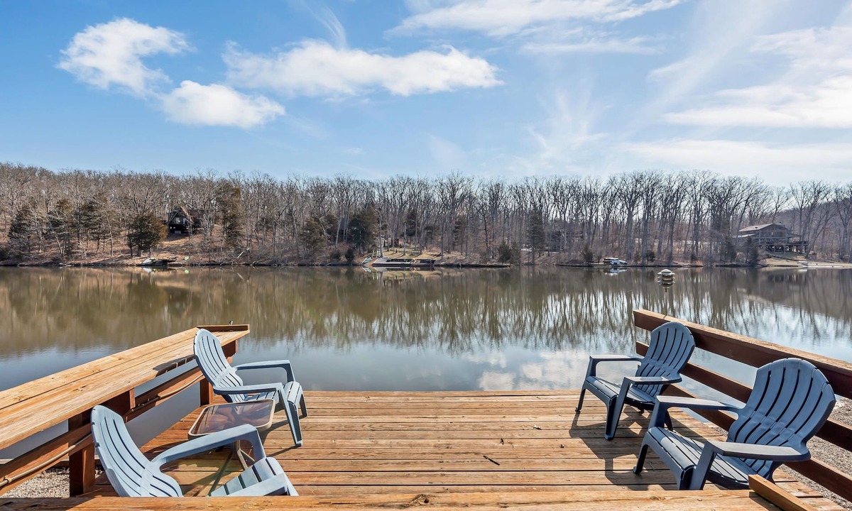 Innsbrook Ski Chalet | Cozy Lakefront Chalet - On A Large Lake - Private Dock w/Boats