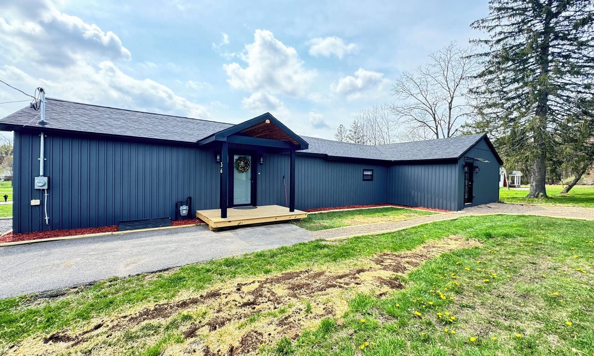 Sandy House | Cozy pet friendly rental located near Penn Highlands; 10 miles to Treasure Lake!