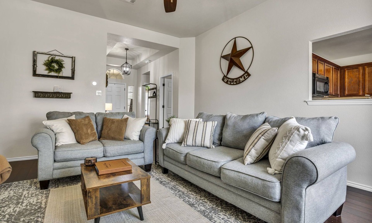 Temple House | Cozy, pet friendly Texan home/walk to restaurants!/King Bed w/workspace