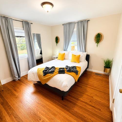 Hamden House | Cozy Private Queen Room 3 with Desk TV and WiFi near Yale