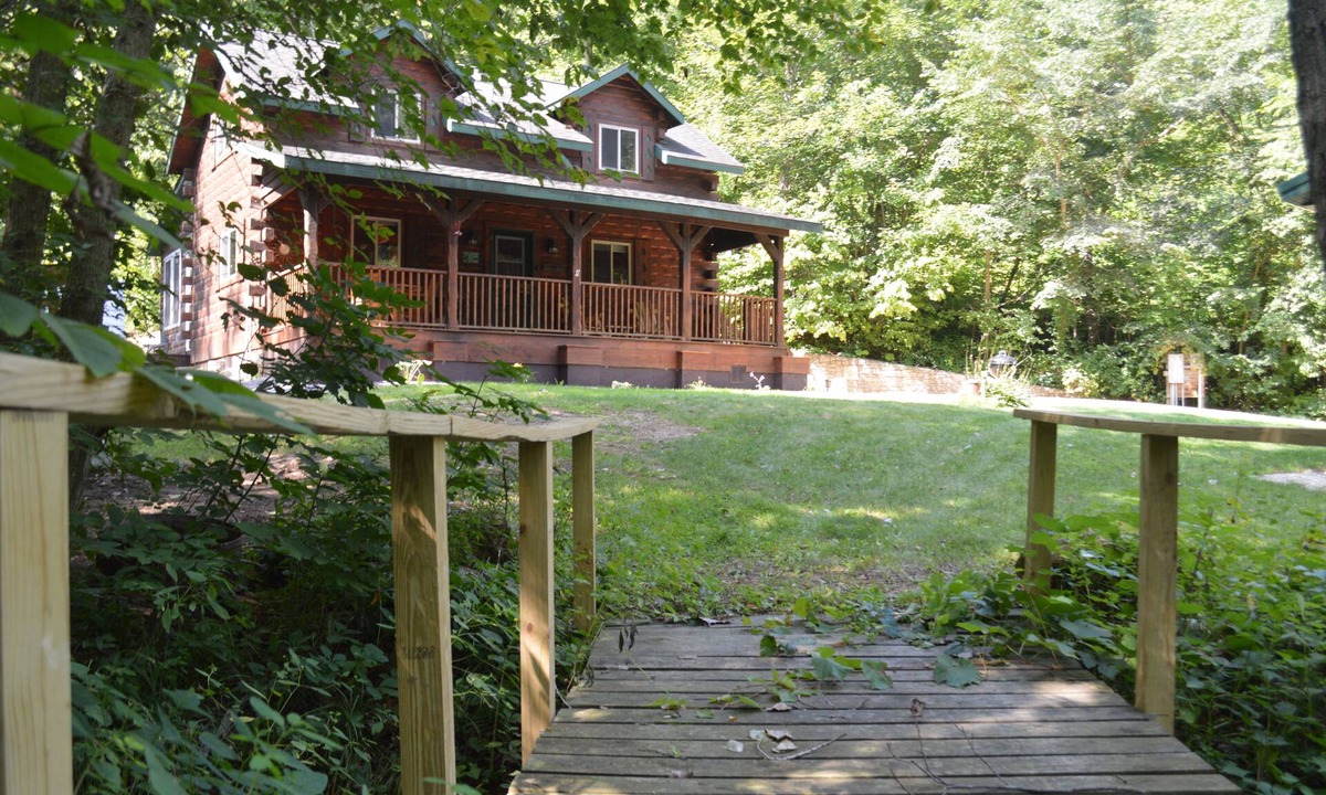 Ferryville Cabin | Cozy Secluded Cabin w/Hot Tub, Relax, Unwind & Stargaze