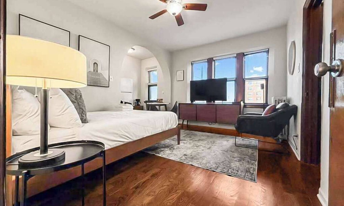 Hyde Park Apartment | Cozy Well-Equipped Studio Apartment