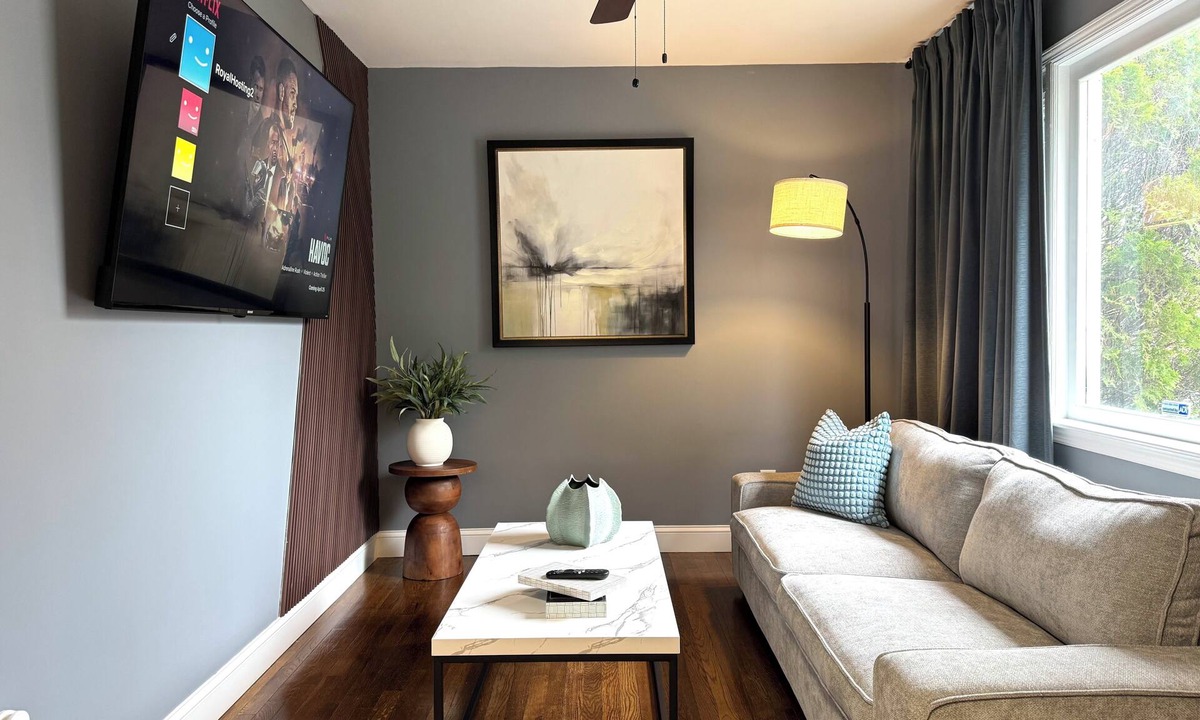 Hempstead House | COZY/WI-FI/King bed/Family-Pet friendly/3 bed