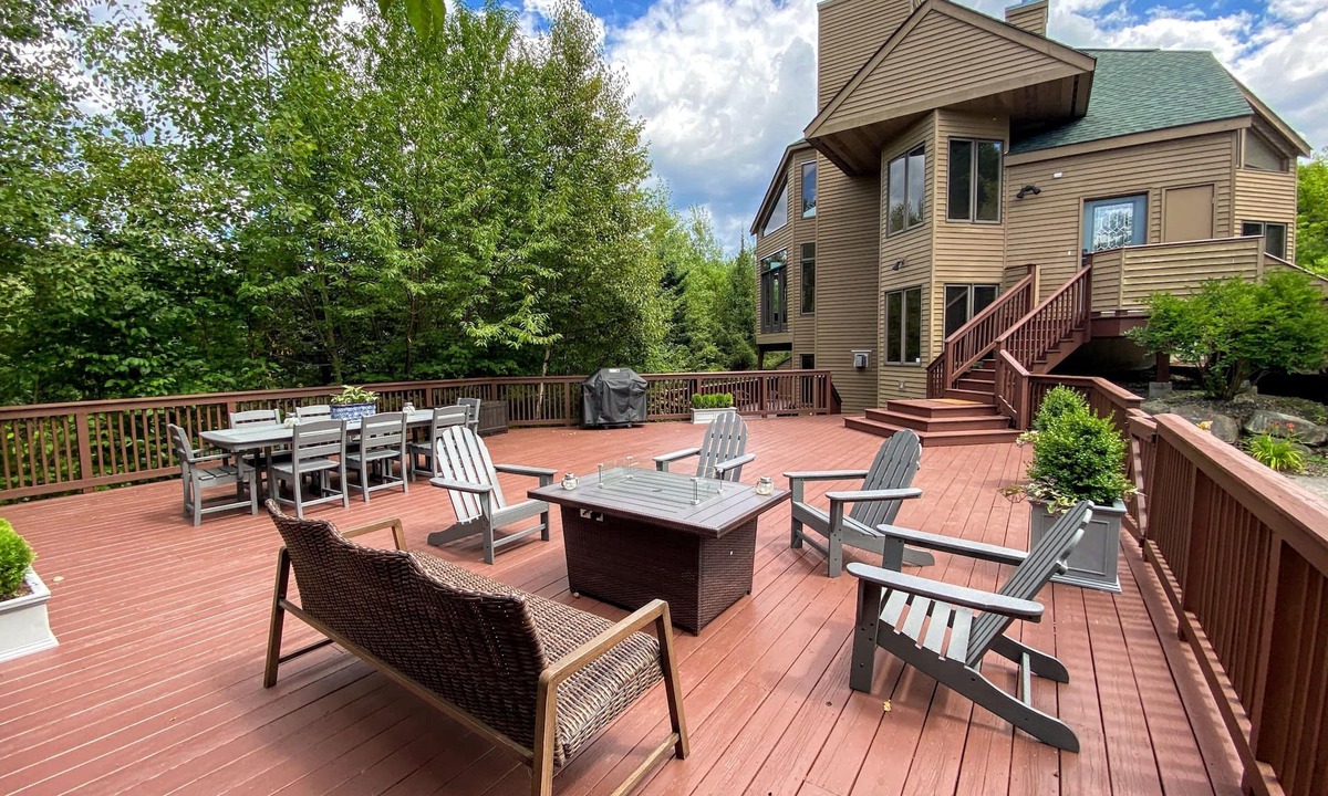 Carroll House | CR1 Luxury ski-in/out, chef kitchen, AC, wifi, large deck with fire pit and Hot Tub! Pool/gym passes