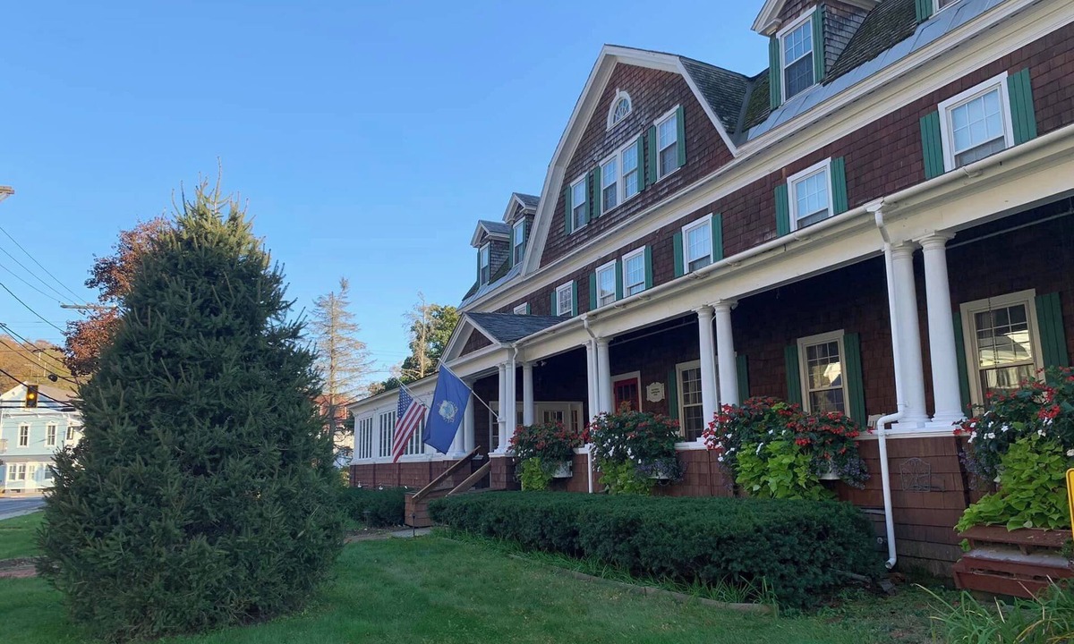 Wilmington Apartment | Crafts Inn with ensuite kitchen, pool, hottub, sauna