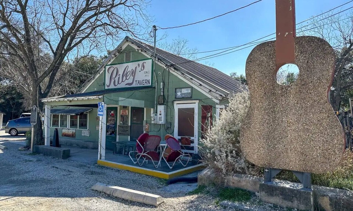 New Braunfels House | Creekside Cottage at Famous Riley`s Tavern