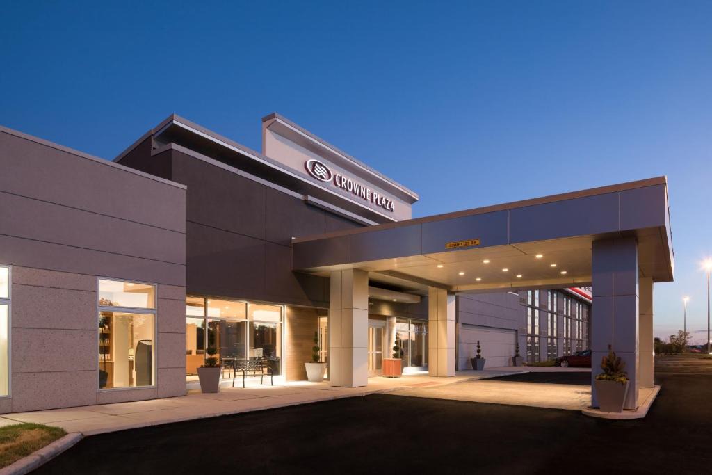 Burr Ridge Hotel | Crowne Plaza Chicago SW - Burr Ridge by IHG