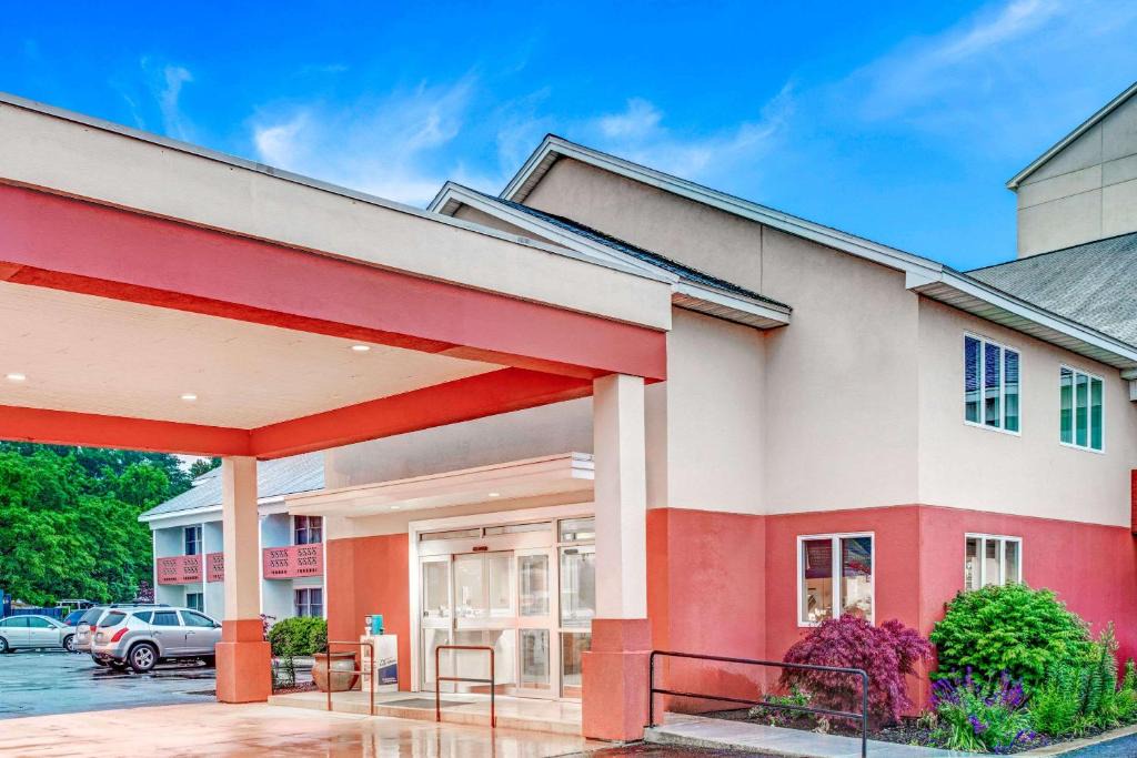 Methuen Hotel | Days Hotel by Wyndham Methuen MA Conference Center