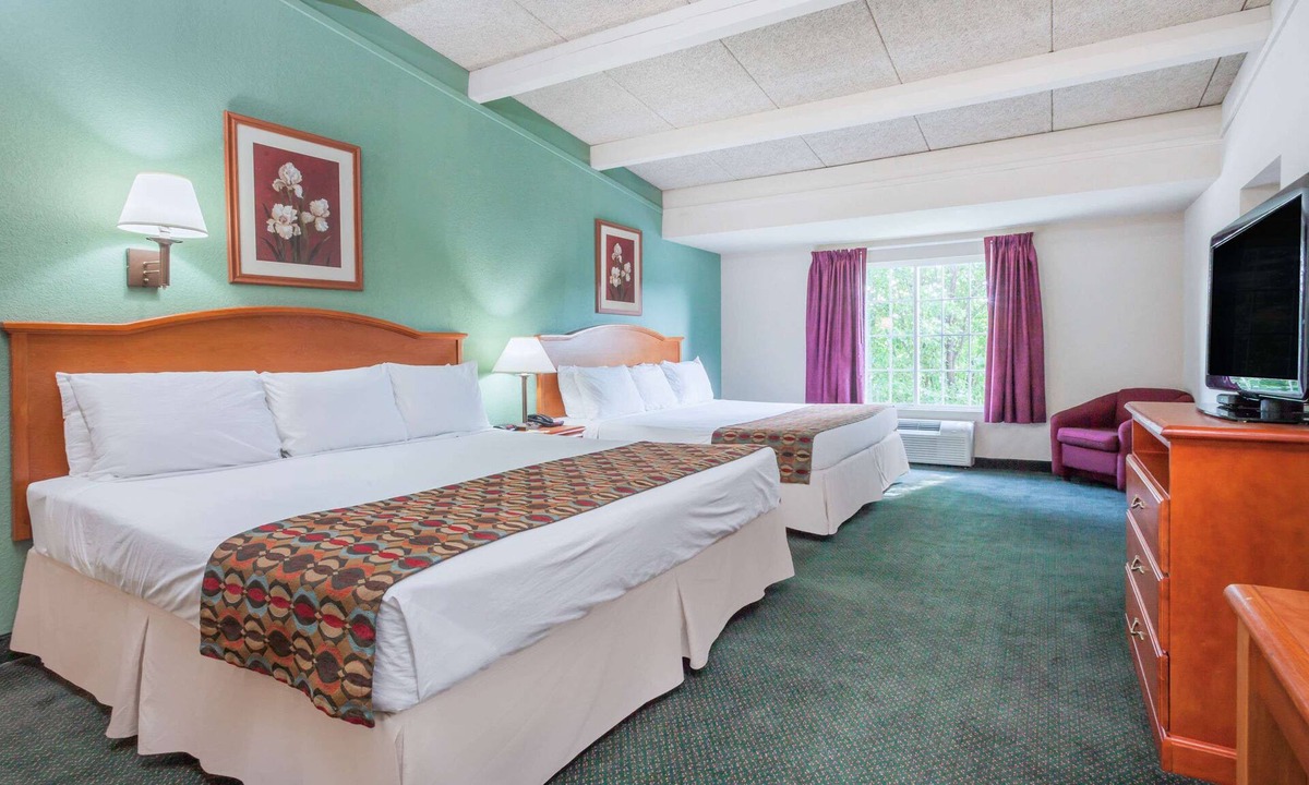 Lexington Hotel | Days Inn & Suites by Wyndham Lexington