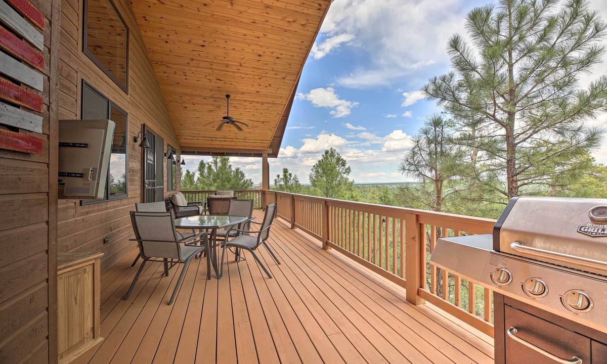 Sierra Pines Cottage | Deck & Views: Dog-friendly Cabin in Show Low!