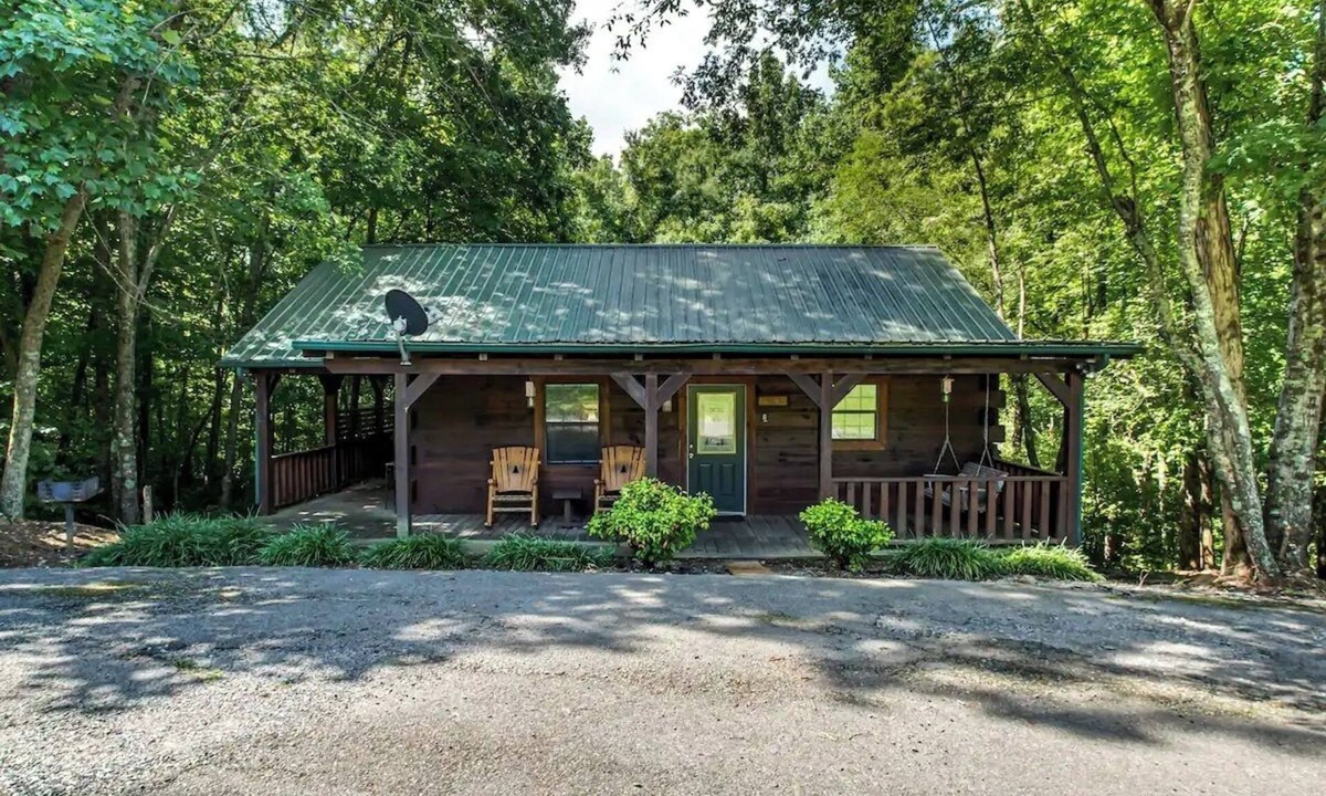 Tellico Plains Cabin | Deer cabin. This modern log cabin with HOT TUB is a large studio with all of the 'bells and whistles' !