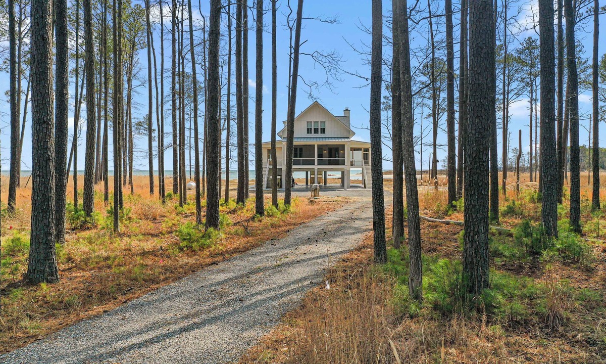 Kilmarnock House | Designer Bayfront + Priv. Beach + Kayaks + Porches