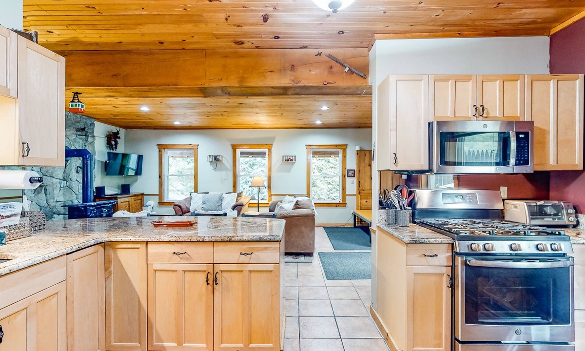 Mount Holly House | Dog-friendly homes among the trees with two hot tubs & fireplaces - near slopes