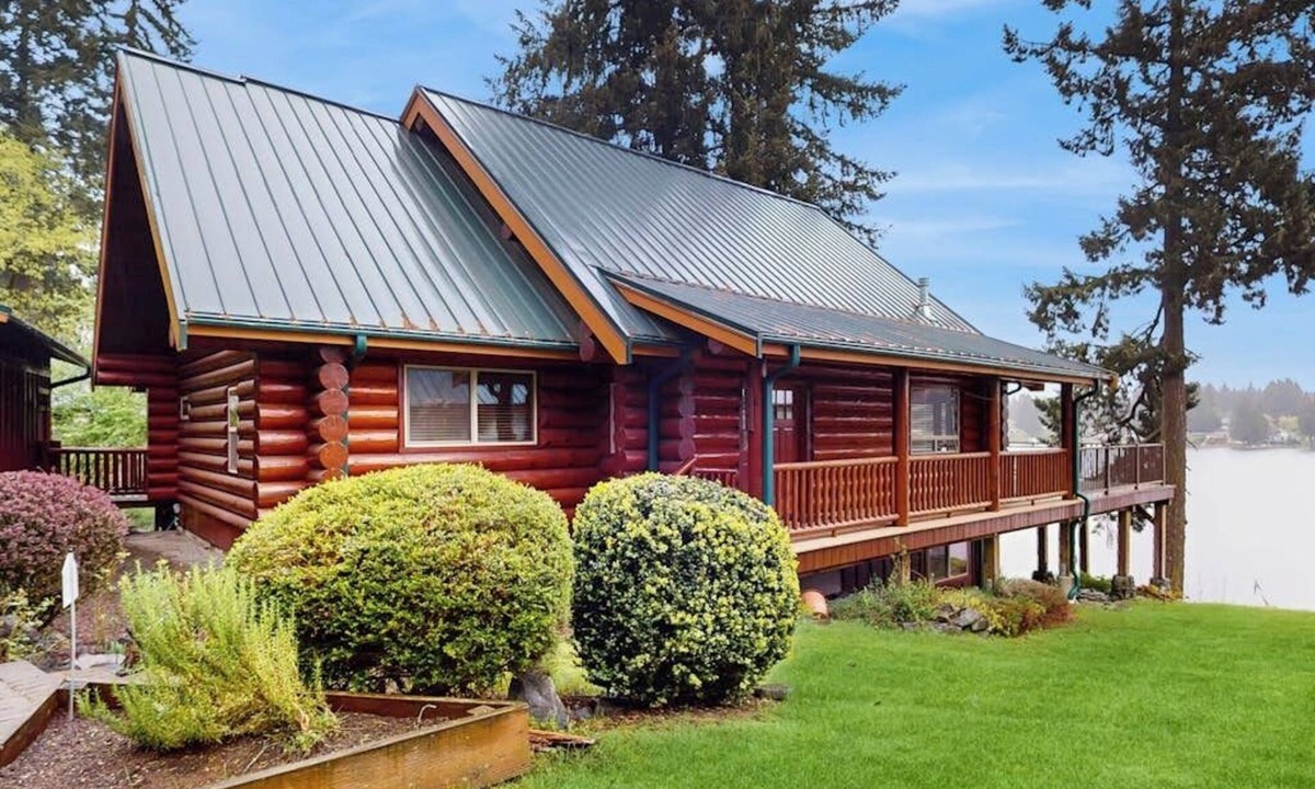 East Olympia House | Dog-Friendly lakefront home with dock, kayaks & game room