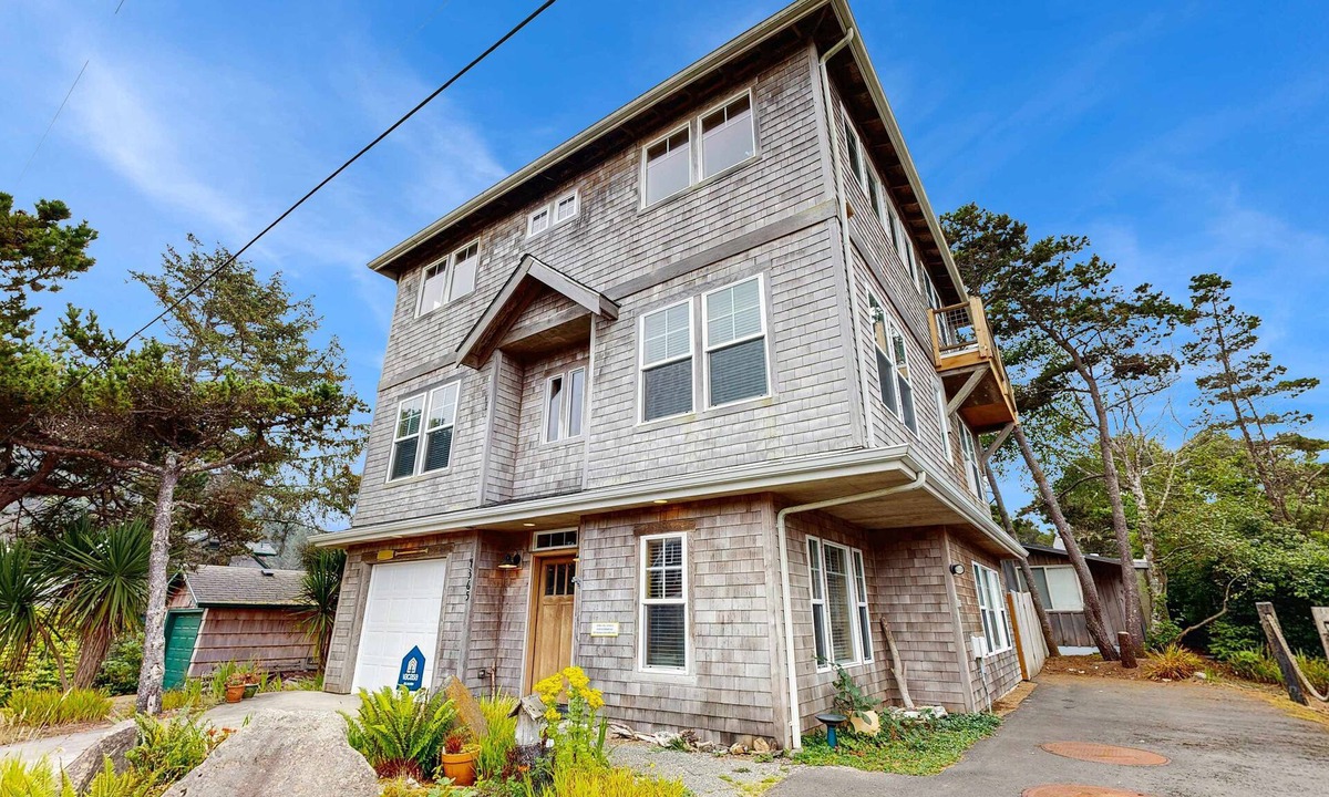 Neskowin House | Dog friendly Neskowin Village home with ocean views private hot tub and patio