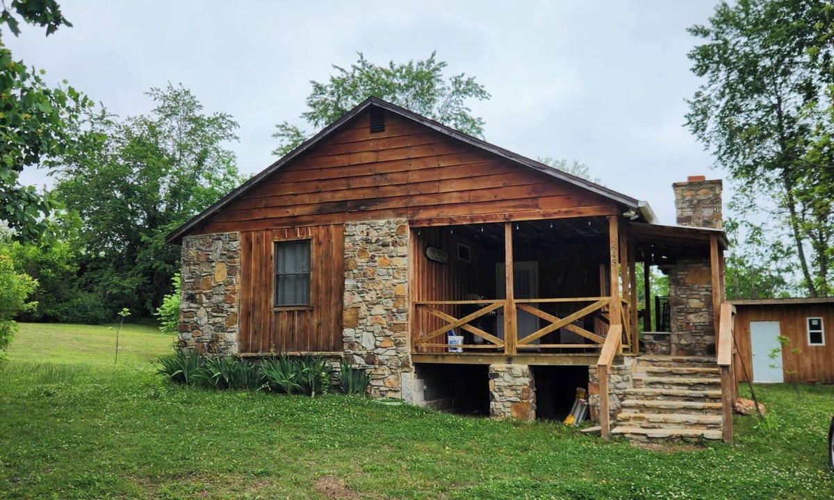 Mammoth Spring Cabin | Downtown Cypress & Rock Cabin