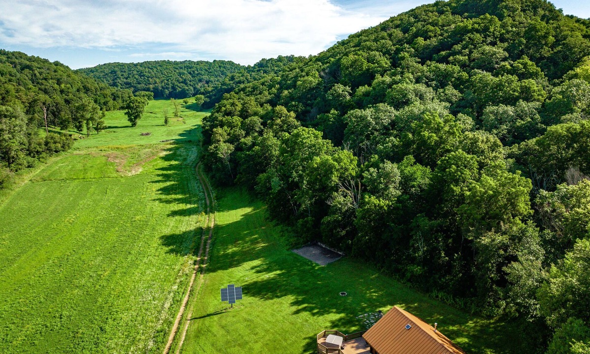 Ferryville Cabin | Driftless Escape – Secluded Luxury Lodge on Stream with Hot Tub