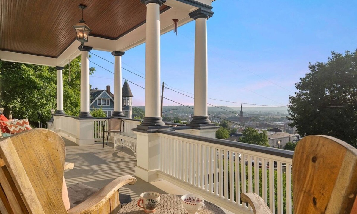 Dubuque House | Dubuque's Front Porch~Historic Charmer~Walk Downtn