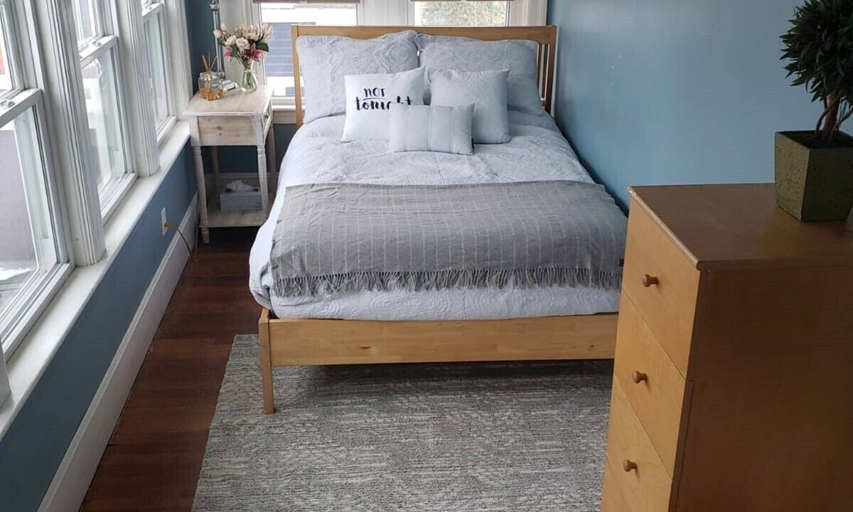 Edgewood Apartment | Edgewood, Cranston Charming 1 Bed by the Bay.
