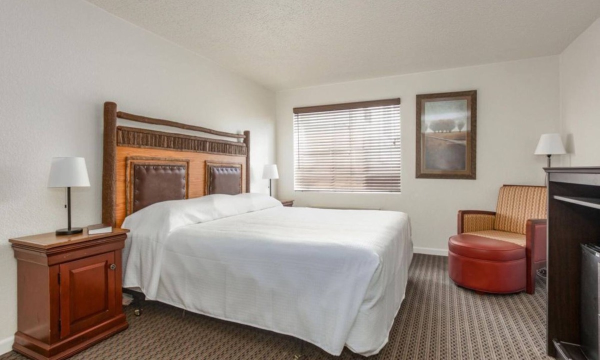 Branson Theater District Apartment | Elegant Studio w Pool in Oak Ridge at Branson