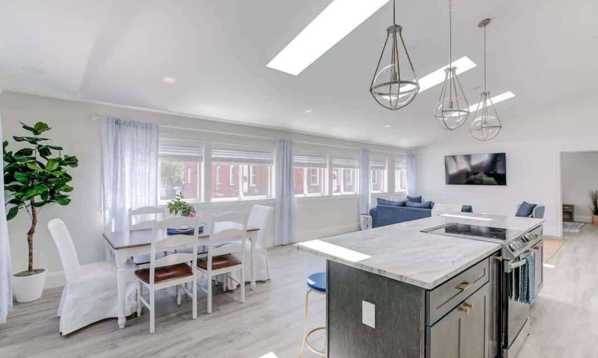 Yachting Village Apartment | Elegant Thames St. Loft w/View of Town and Harbor