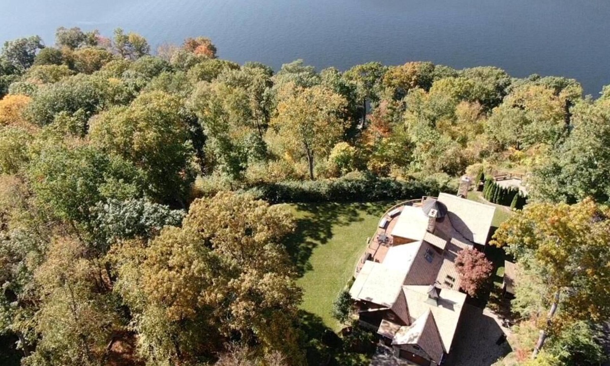 New Fairfield House | Entertainers Dream, Candlewood Lake, Hot Tub,Disco,Theatre,Music studio.more!